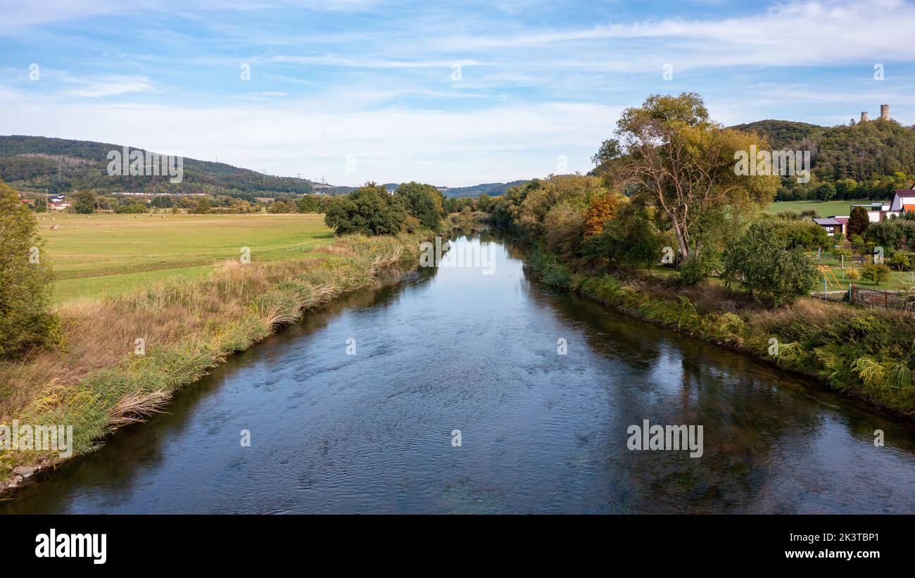 Die Werra zwischen Hessen und Thüringen bei HerleshausenDie Werra zwischen Hessen und Thüringen bei Herleshausen Stockfoto