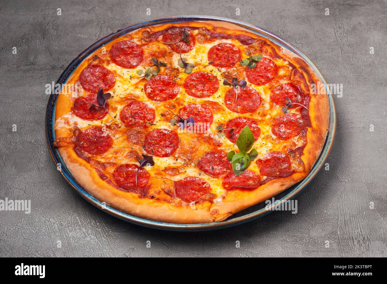 Leckere Pepperoni Pizza - klassische italienische Pizza mit Mozzarella-Käse Stockfoto