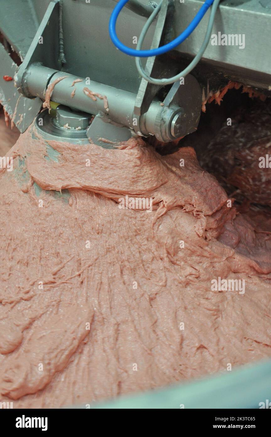 Herstellung von Fleischwurstprodukten. Herstellung von Hackfleisch in einem Cutter. Stockfoto