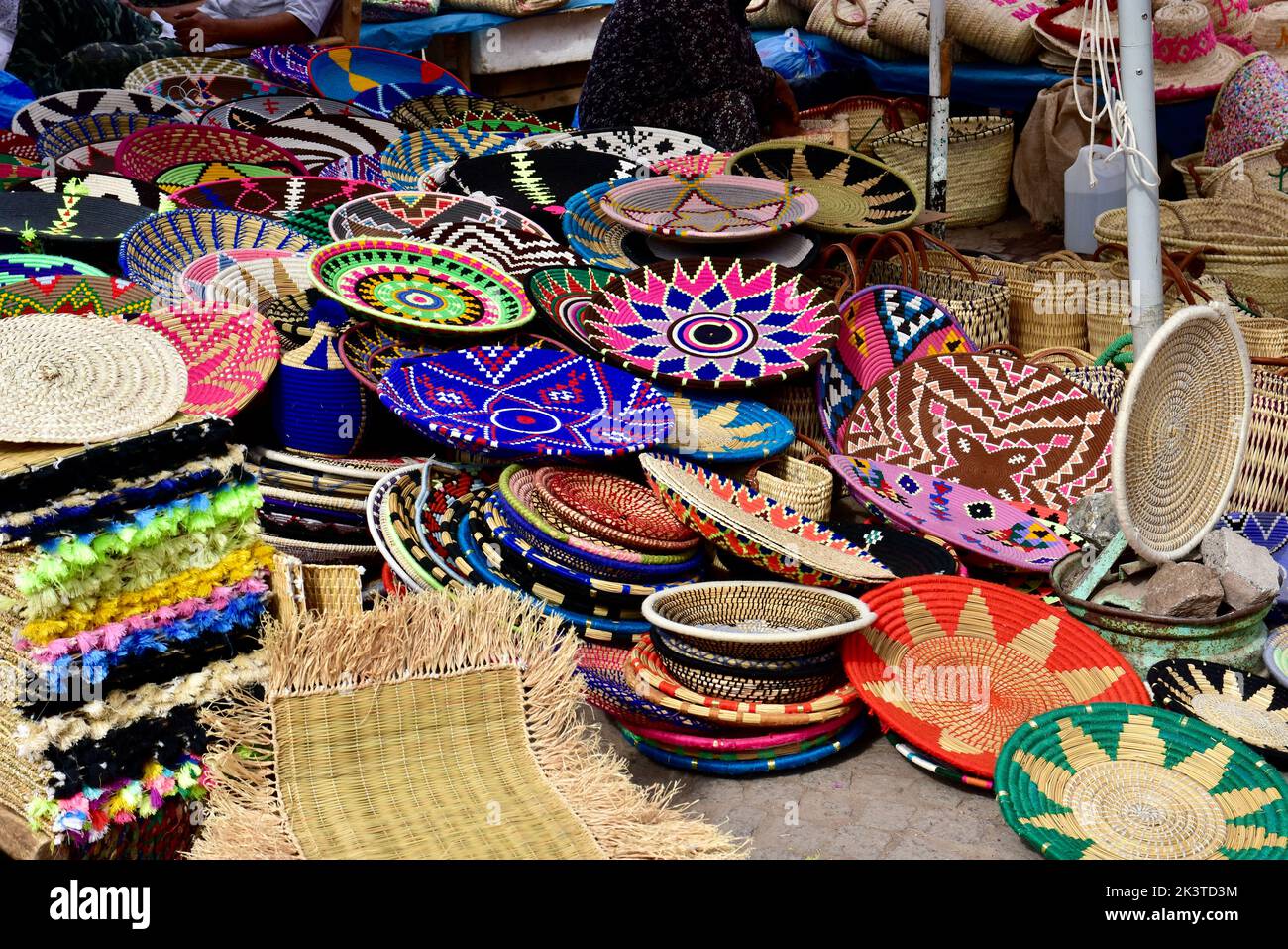Lebendige Keramik und Keramik zum Verkauf in Marrakesch Souks - Straßenmärkte Stockfoto Lebendige Keramik und Keramik zum Verkauf in Marrakesch Souks - Straßenmärkte Stockfoto