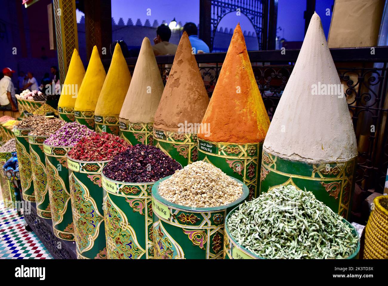 Lebendige Gewürze auf dem Souk in Marrakesch (Markt) Stockfoto