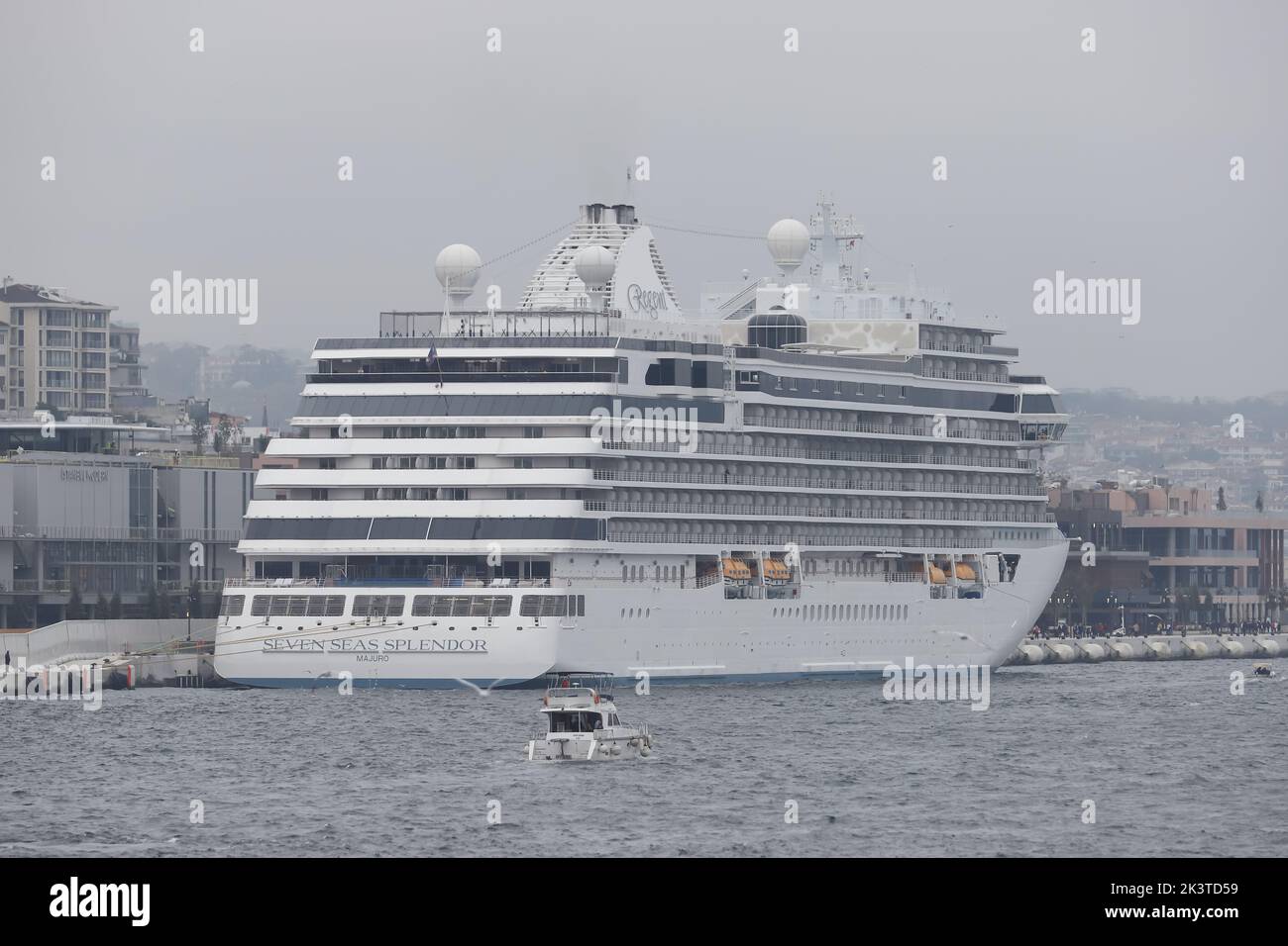 ISTANBUL, TÜRKEI - 07. NOVEMBER 2021: Regent Seven Seas Splendor im Hafen von Galata Stockfoto