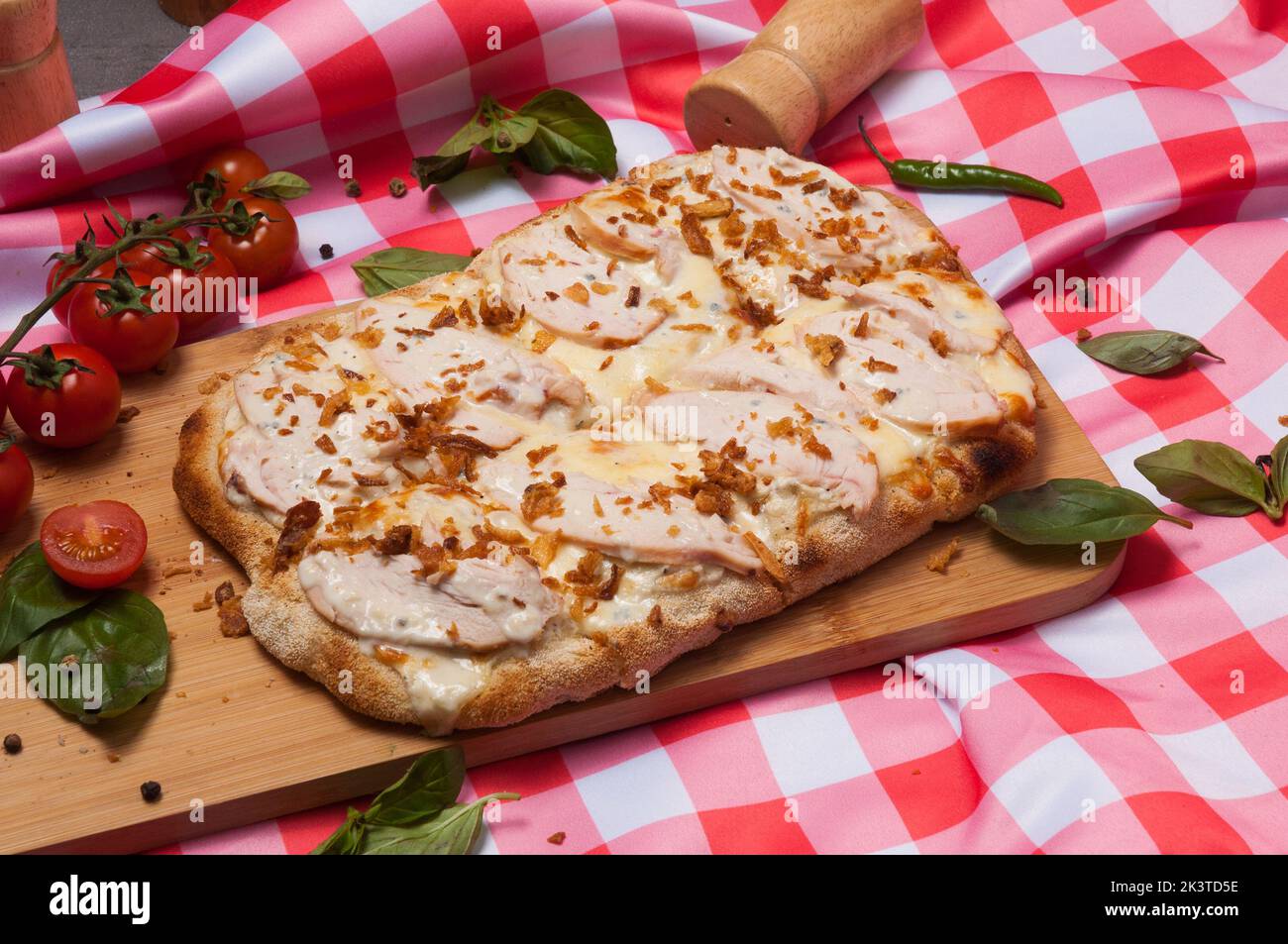 Leckere Pizza auf römischem Teig mit Huhn und Gorgonzola-Käse Stockfoto