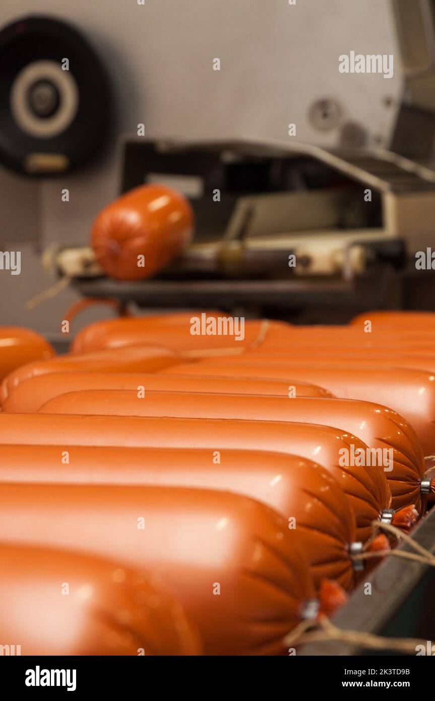 Wurstproduktion im Unternehmen. Nahaufnahme. Ausgewählter Fokus Stockfoto