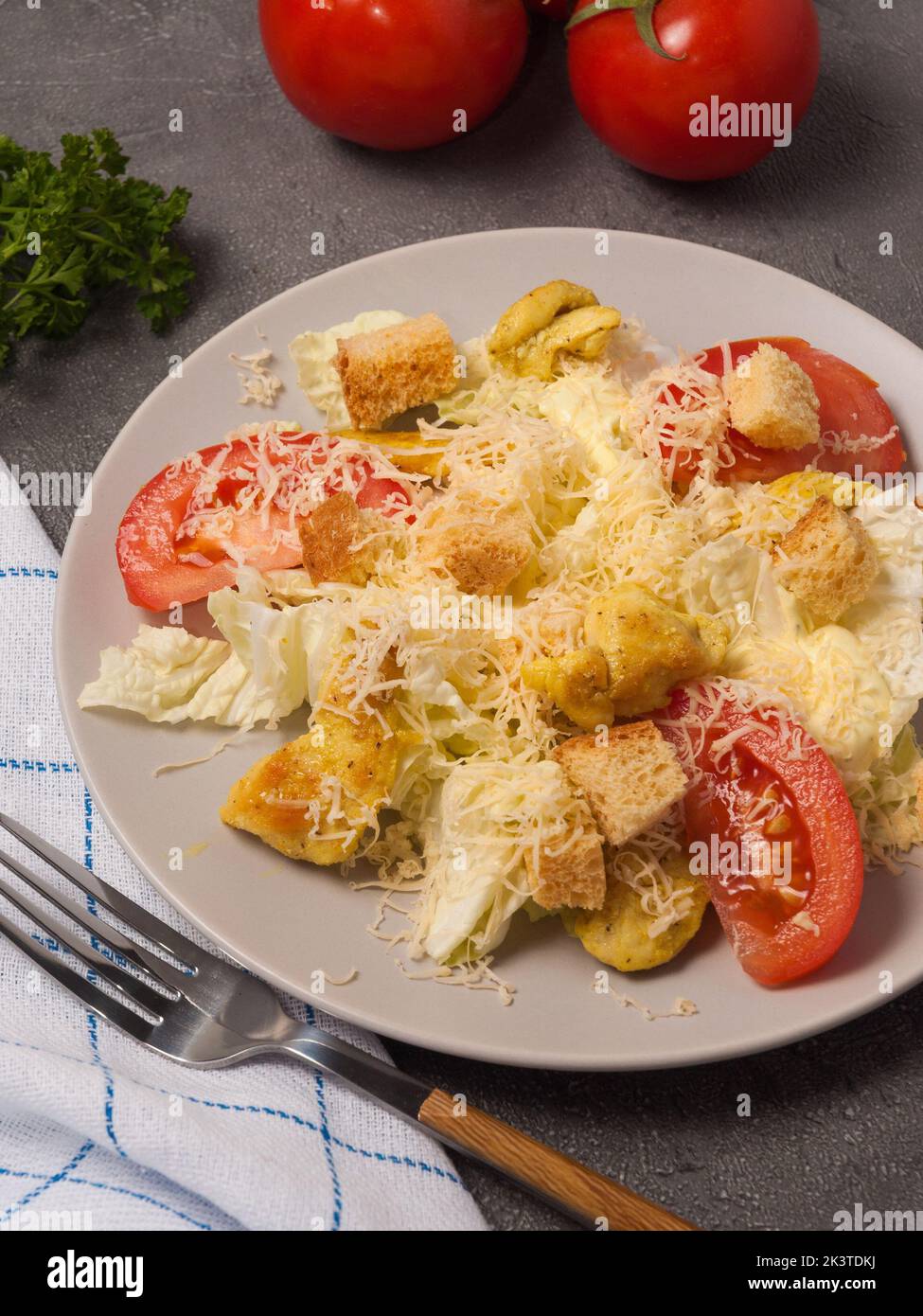 Geschmackvoller caesar-Salat mit Huhn. Konzept: Preiswertes Essen, Fast Food Stockfoto