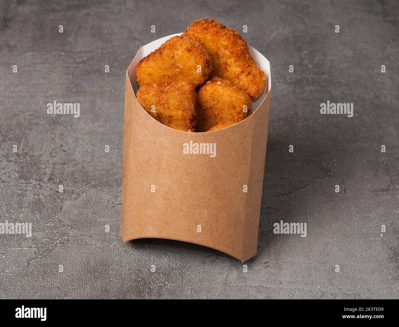 Leckere Chicken Nuggets in handwerklicher Verpackung. Nahaufnahme Stockfoto