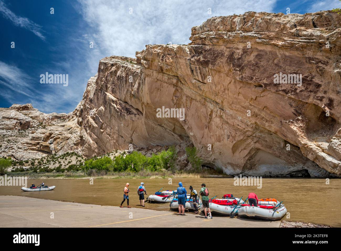 Aufblasbare Boote am Green River Boat Landing, Split Mountain Antikline, Weber Sandstone Formation, Dinosaur National Monument, Utah, USA Stockfoto