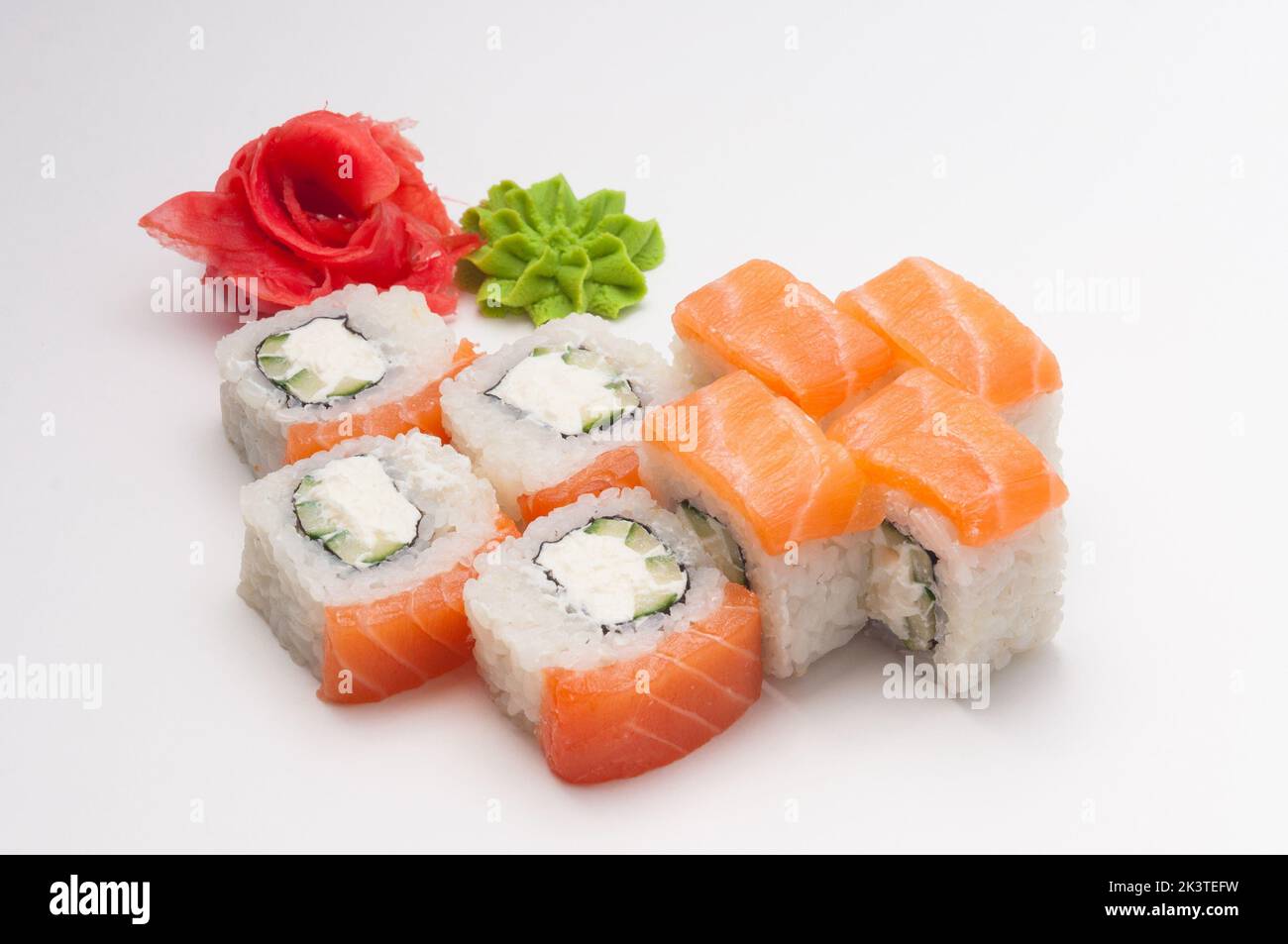 Leckere philadelphia Sushi-Brötchen: Lachs, Frischkäse, Gurke auf weißem Hintergrund Stockfoto