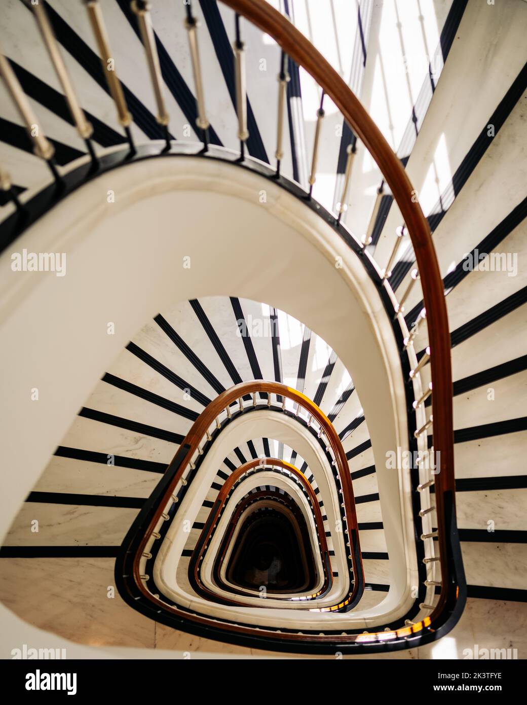 Eine vertikale Aufnahme einer weißen Wendeltreppe. Stockfoto