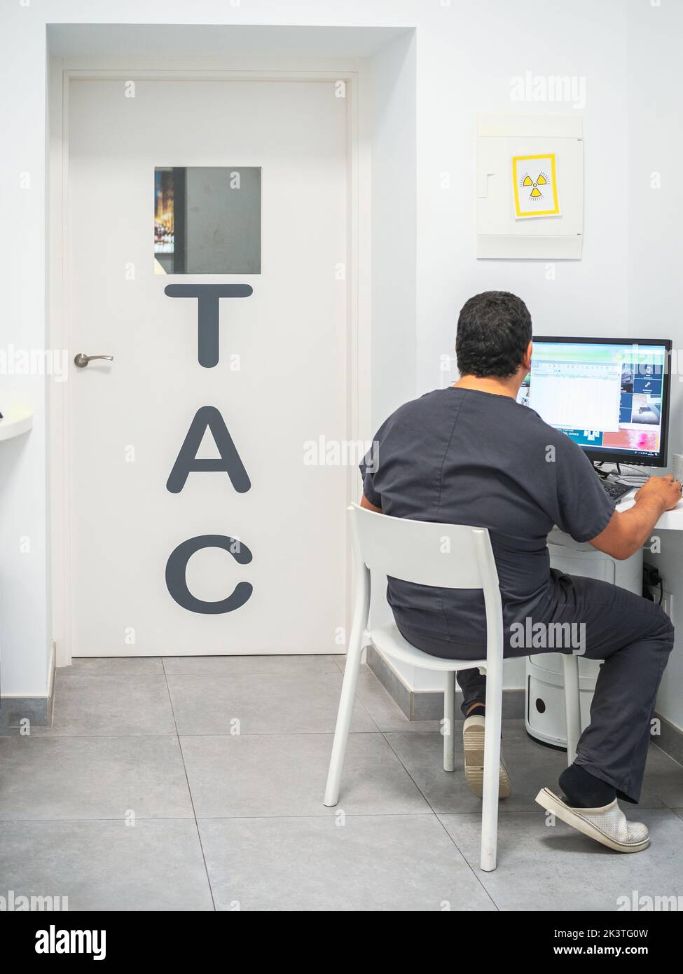Rückansicht des Mannes, der am Computer im modernen Labor der Tierklinik arbeitet Stockfoto