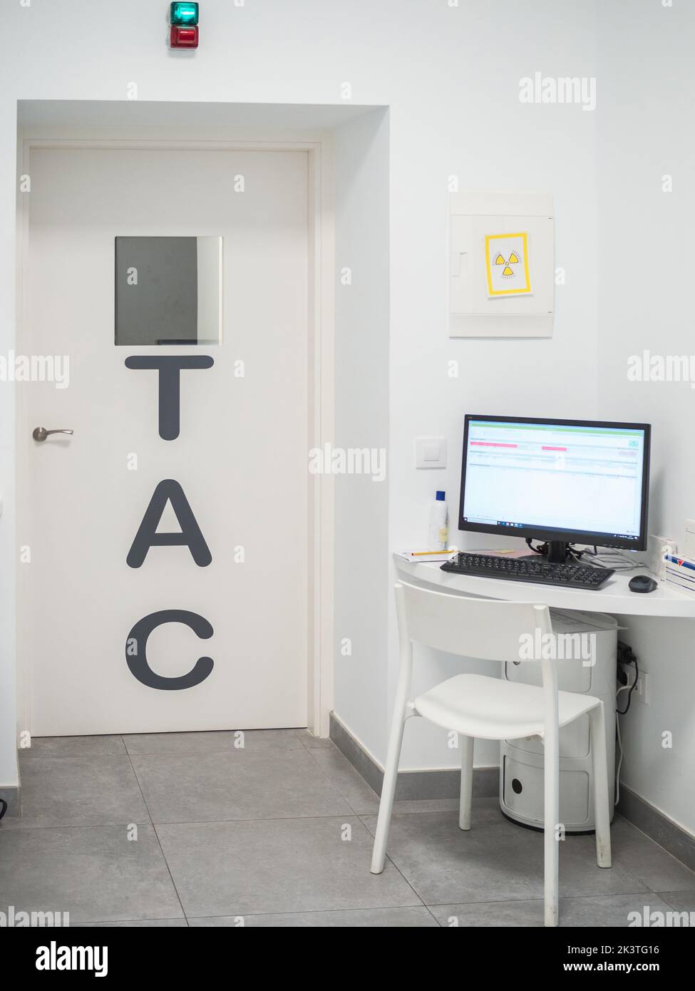 Computer mit diagnostischen Daten auf beiden Seiten der Tür im modernen Labor der Tierklinik platziert Stockfoto