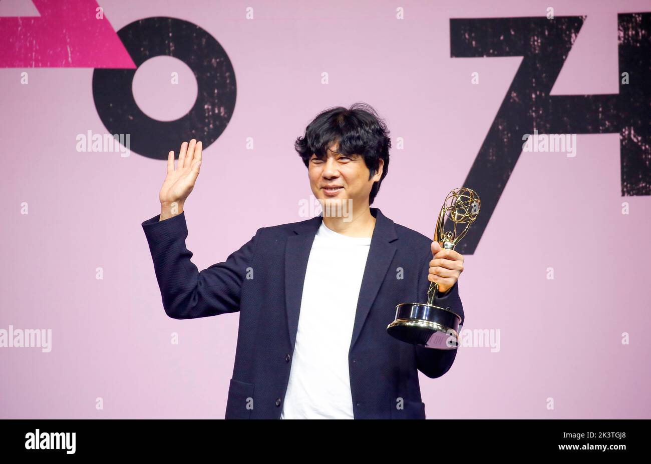 Cheong Jai-Hoon, 16. Sep 2022 : VFX Supervisor Cheong Jai-Hoon von „Squid Game“, dessen Team den Emmy für herausragende besondere visuelle Effekte gewonnen hat, posiert auf einer Pressekonferenz, die anlässlich der sechs Emmy-Siege in einem Hotel in Seoul, Südkorea, stattfand. Die von Hwang Dong-Hyuk für Netflix kreierte südkoreanische Überlebensdrama-tv-Serie brachte insgesamt sechs Emmy-Titel, darunter den besten Regisseur für Hwang und den besten Schauspieler für Lee Jung-Jae der Dramaturgie bei den Primetime Emmy Awards 74.. Das Netflix-Original war die erste nicht-englische TV-Show überhaupt, die die Emmys gewann, die herausragendes Fernsehen auszeichnen Stockfoto