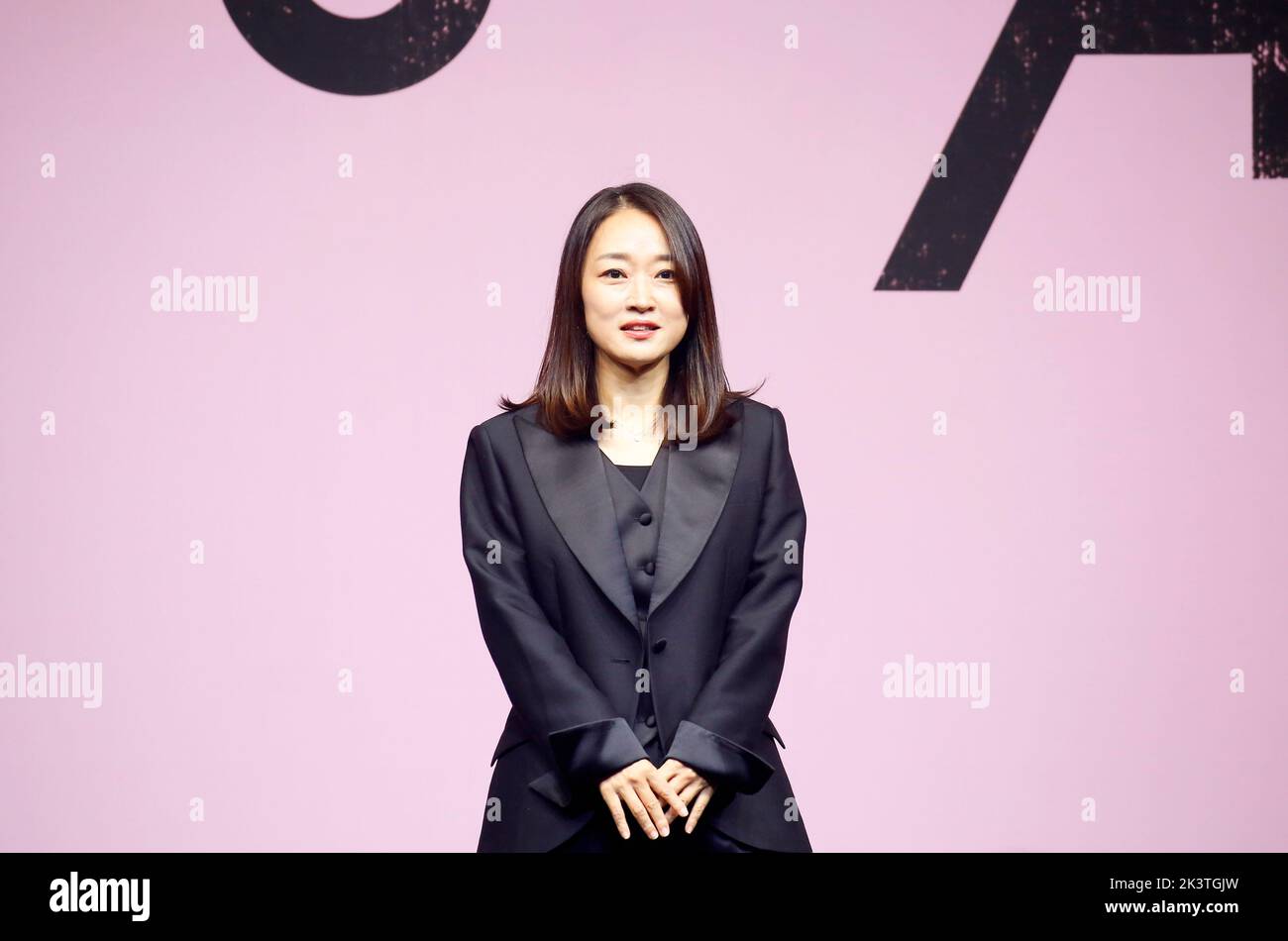 Kim Ji-Yeon, 16. September 2022 : Kim Ji-Yeon, CEO von Cyron Pictures, dem Produzenten von „Squid Game“, stellt sich auf einer Pressekonferenz vor, die anlässlich der sechs Emmy-Siege der Netflix-Serie in einem Hotel in Seoul, Südkorea, stattfand. Die von Hwang Dong-Hyuk für Netflix kreierte südkoreanische Überlebensdrama-tv-Serie brachte insgesamt sechs Emmy-Titel, darunter den besten Regisseur für Hwang und den besten Schauspieler für Lee Jung-Jae der Dramaturgie bei den Primetime Emmy Awards 74.. Das Netflix Original wurde die erste nicht-englische TV-Show überhaupt, die die Emmys gewann, die herausragende TV-Programme für das Jahr in der auszeichnen Stockfoto