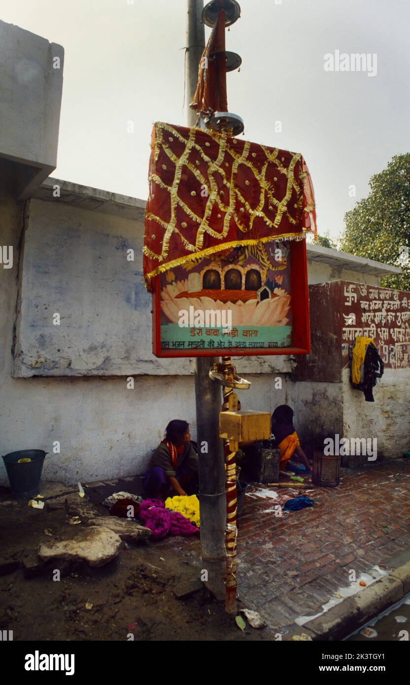 Amritsar India Durga Shrine auf dem Straßenrand Frauen waschen Kleidung Stockfoto