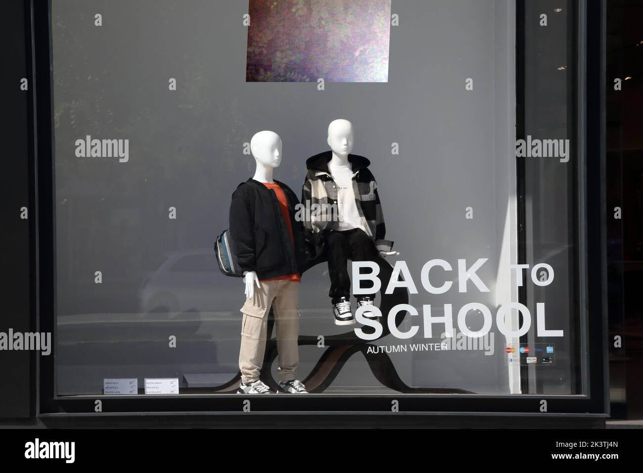 Glyfada Athen Griechenland Schaufensterpuppen im Schaufenster Zurück zur Schule Herbstmode Stockfoto