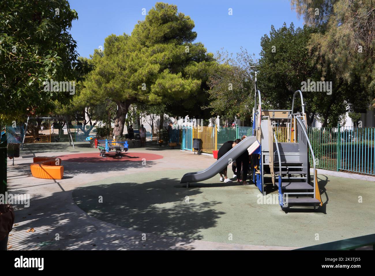 Vouliagmeni Athen Griechenland Thiseos Straße Rutsche auf dem Spielplatz Stockfoto