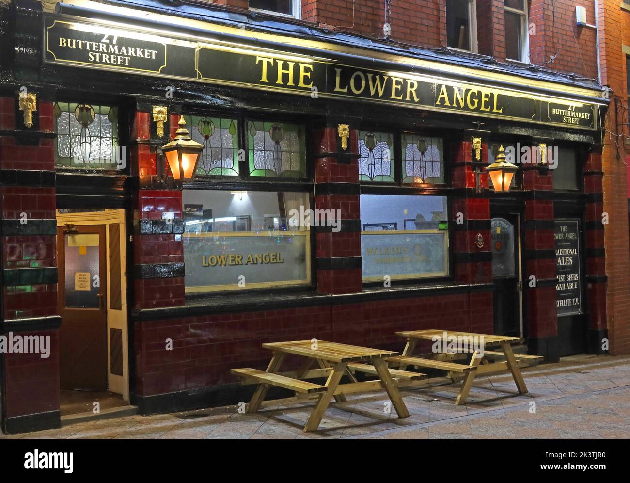 The Lower Angel Historic Pub, 27 Buttermarket St, Warrington, Cheshire, England, Großbritannien, WA1 2LY, nachts Stockfoto