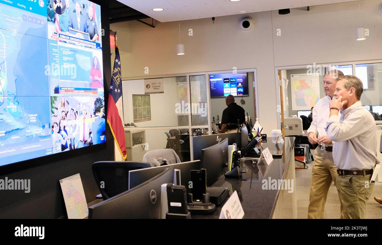 Atlanta, Georgia, USA. 28. September 2022. Gov. Brian Kemp und James C. Stallings, GEMA/HS-Direktor, während eines Besuchs im State Operations Center, nachdem er aufgrund der Bedrohung durch den Sturmhund Ian den Ausnahmezustand für Georgien erklärt hatte. Kemp besuchte das Zentrum, um die Möglichkeit von Auswirkungen und die Bemühungen zur Sicherung der Sicherheit der Betroffenen zu besprechen. (Bild: © John Arthur Brown/ZUMA Press Wire) Bild: ZUMA Press, Inc./Alamy Live News Stockfoto