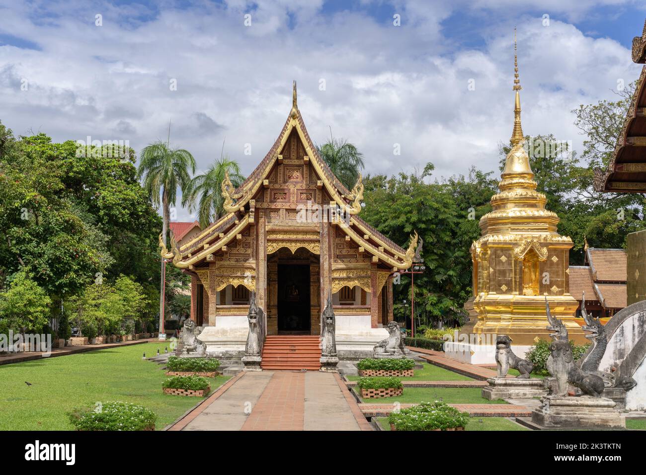 Wunderschöne Landschaft Blick auf Viharn Lai Kham und goldene Stupa im Inneren Verbindung des berühmten Wahrzeichen Wat Phra Singh buddhistischen Tempel, Chiang Mai, Thailand Stockfoto