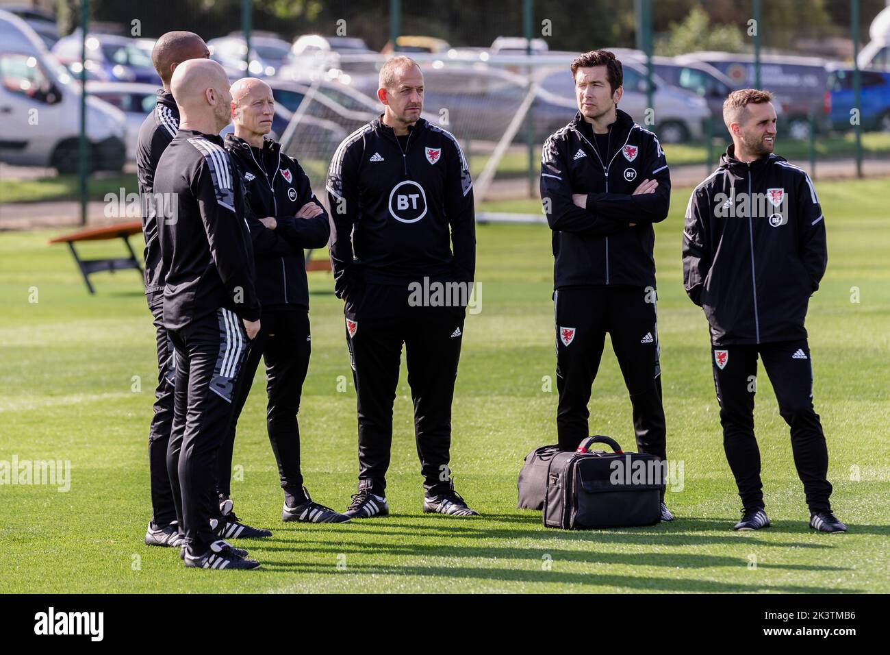 PONTYCLUN, WALES - 20. SEPTEMBER 2022: Der Physiotherapeut von Wales, Sean Connelly, der Chiropraktiker von Wales, Matthew Rabin, der Masseur von Wales, Paul Harris, Phys von Wales Stockfoto