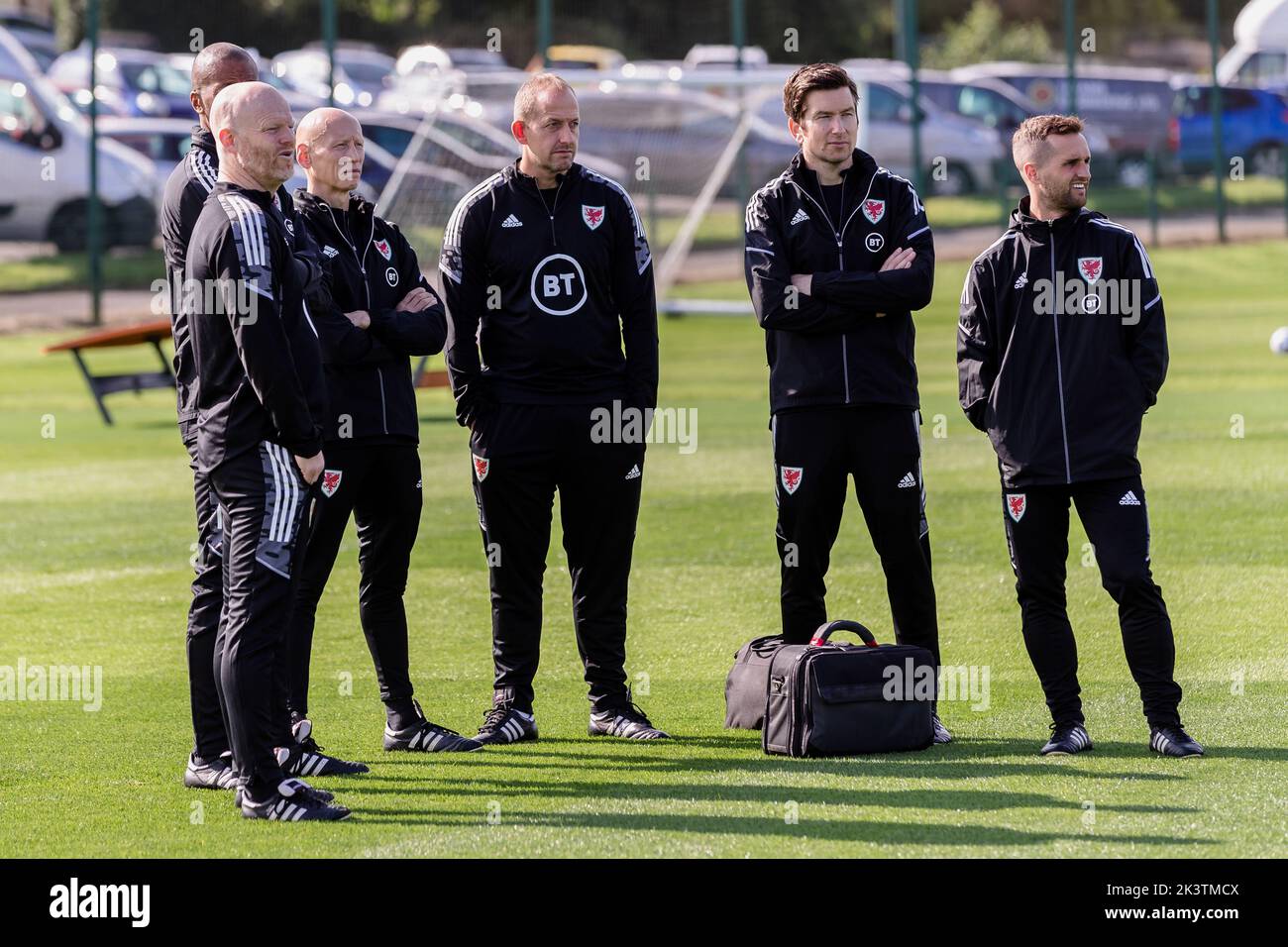 PONTYCLUN, WALES - 20. SEPTEMBER 2022: Der Physiotherapeut von Wales, Sean Connelly, der Chiropraktiker von Wales, Matthew Rabin, der Masseur von Wales, Paul Harris, Phys von Wales Stockfoto