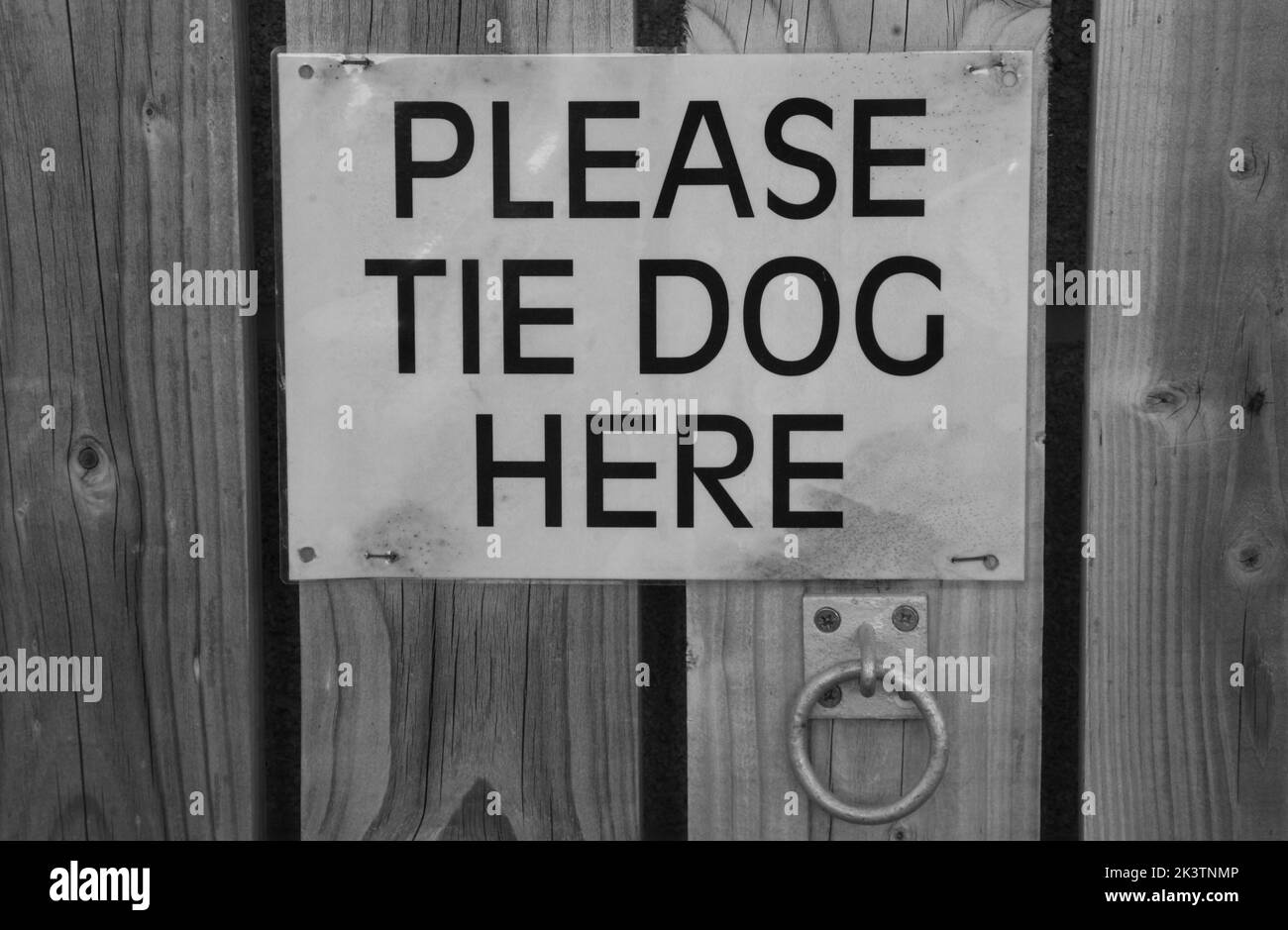 Ein Schild, das anzeigt, wo der Hund festgebunden werden soll Stockfoto