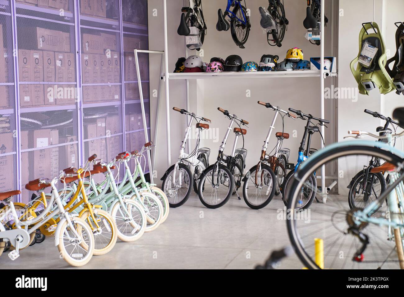 Foto des Innenraums eines Fahrradladens mit Fahrrädern auf dem Display Stockfoto