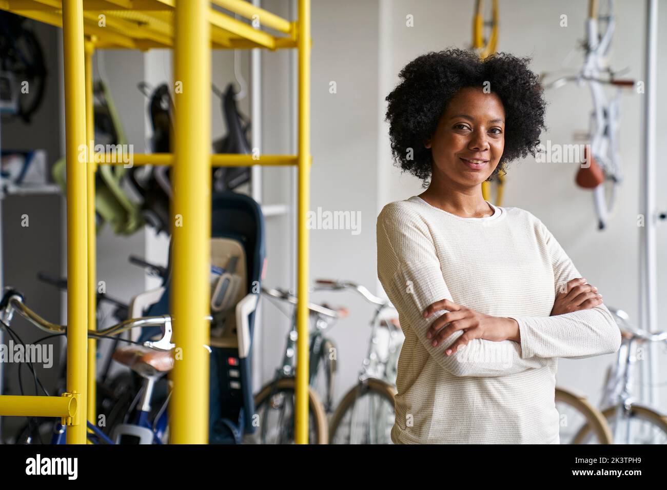 Mid-Shot-Porträt der weiblichen afroamerikanischen Fahrradladen-Besitzerin Stockfoto