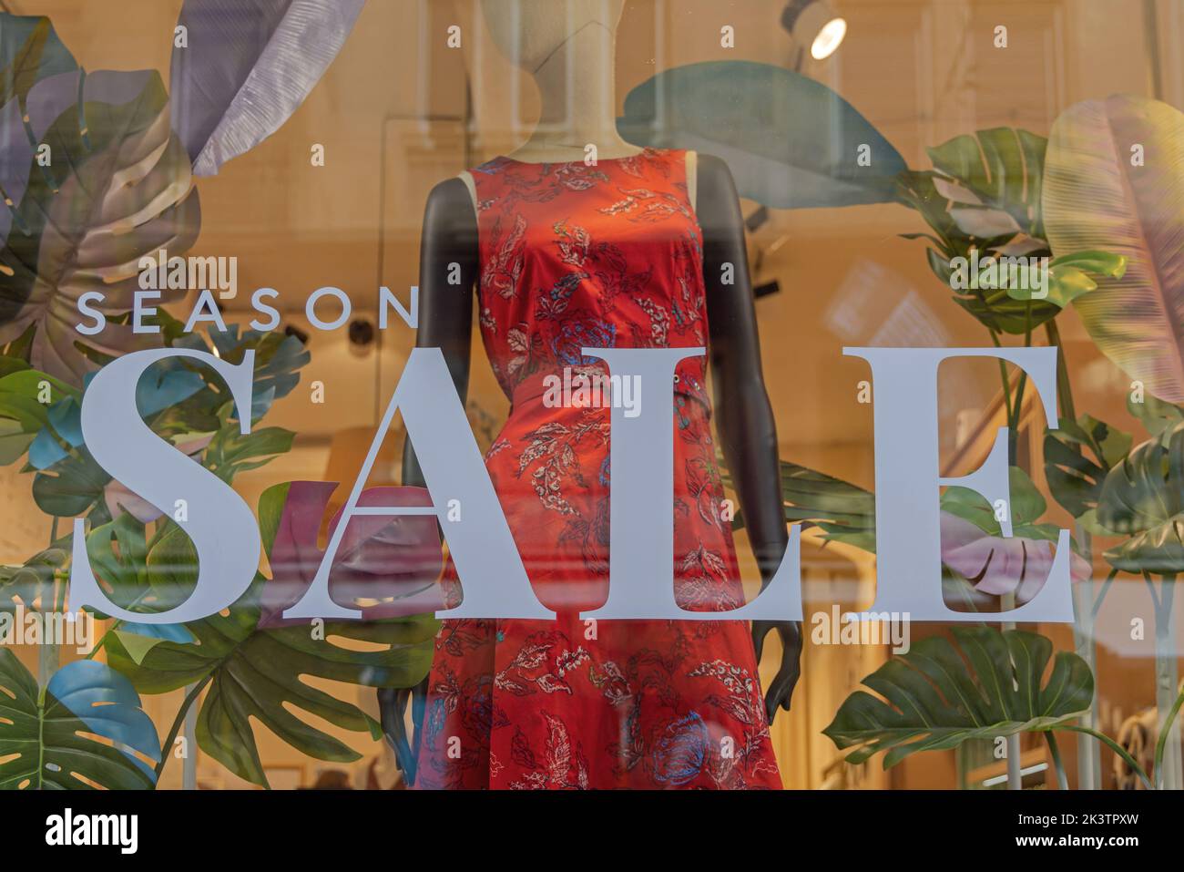Weiße Buchstaben Saisonabverkauf Zeichen am Schaufenster der modernen Kleidung Stockfoto