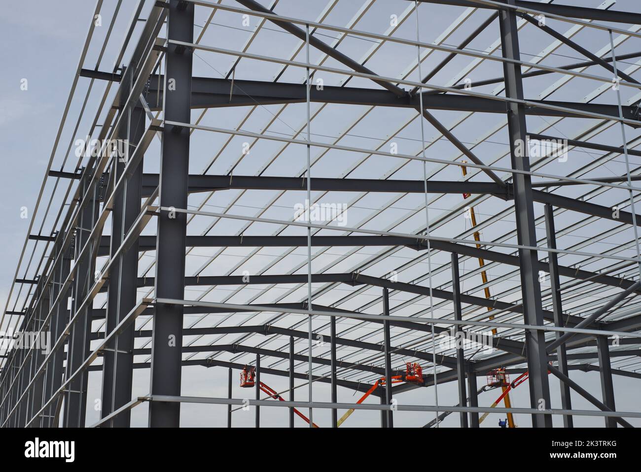 Neues Gebäude mit Stahlrahmen im Bau Stockfoto