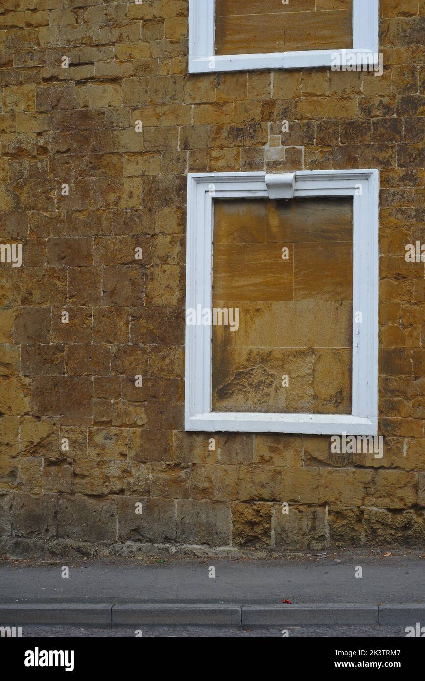 Zugemauerte Fenster sind oft das Vermächtnis der Fenstersteuer von 1696, was den Ausdruck „Daylight Robbery“ hervorbringt Stockfoto