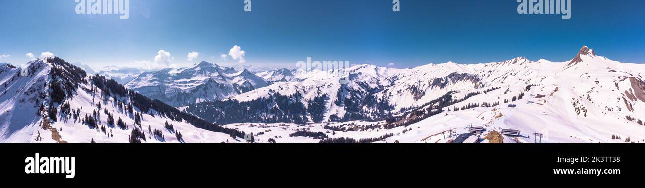 Luftaufnahme von oben über das Skigebiet Damuels Stockfoto