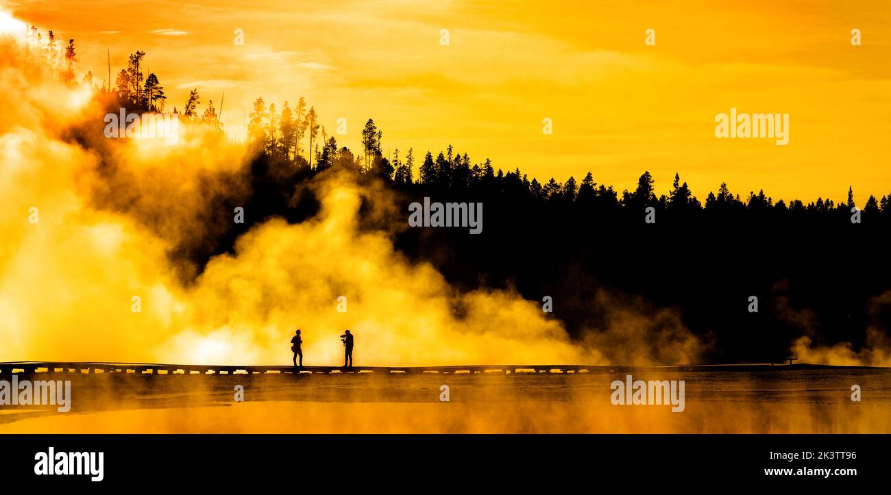 Silhouette von Menschen, die Person Dampf Geysire Dampf fotografieren Stockfoto