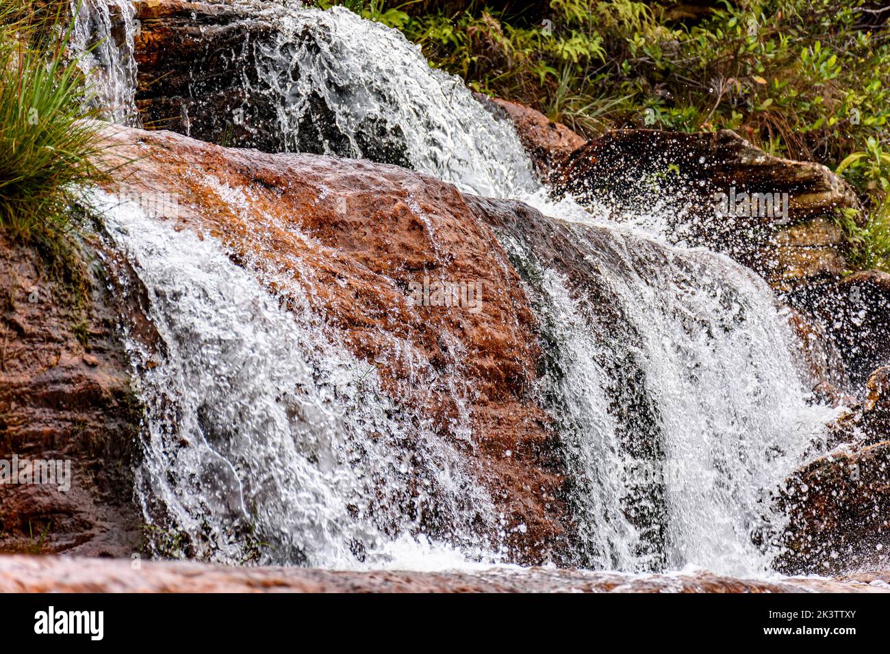 Detail eines kleinen Wasserfalls, dessen Wasser über die Felsen des Biribiri-Naturschutzgebietes in Diamantina, Minas Gerais, fließt Stockfoto
