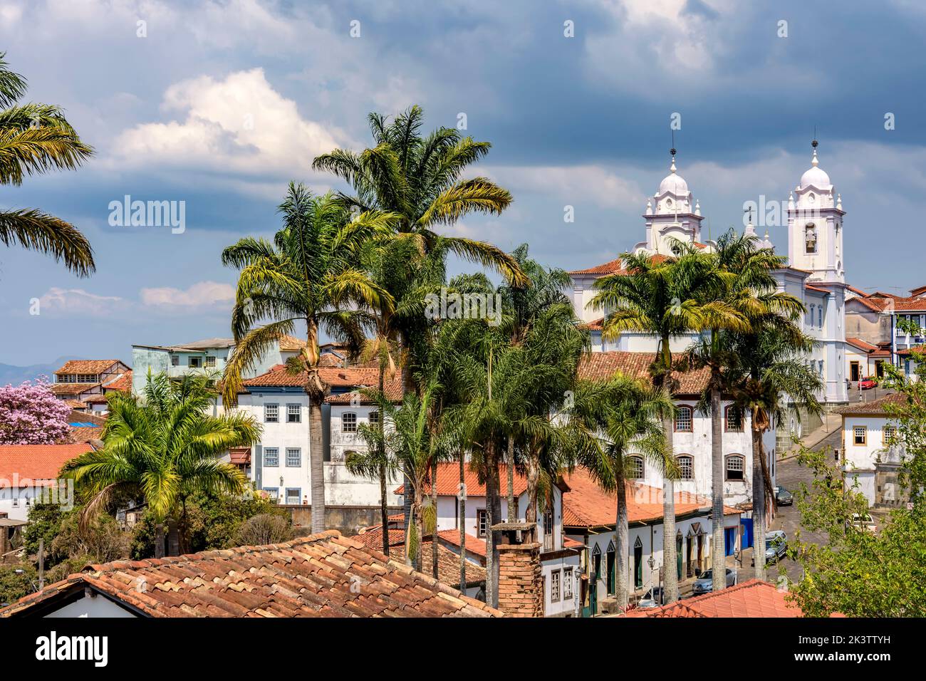 Blick auf das historische Zentrum der Stadt Diamantina mit ihren Häusern im Kolonialstil, der Kirche und den Palmen Stockfoto