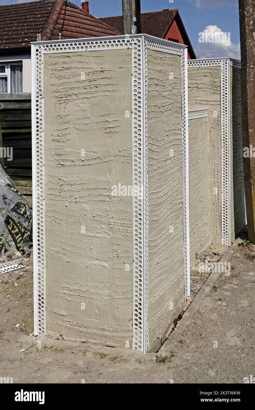 Nahaufnahme Betonblock Frontschürmauer hohe Piers im Neubau Bungalow Haus zeigt weiße Kunststoff-Winkelperlen auf Render Kratzer Mantel UK genagelt Stockfoto