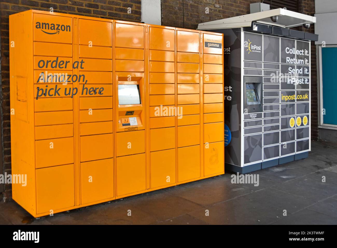 Amazon Spind Paket Lieferung Abholpunkt neben InPost ein polnisches Logistic Services Geschäft Drop Off Collect Return Send Automated Paket locker UK Stockfoto