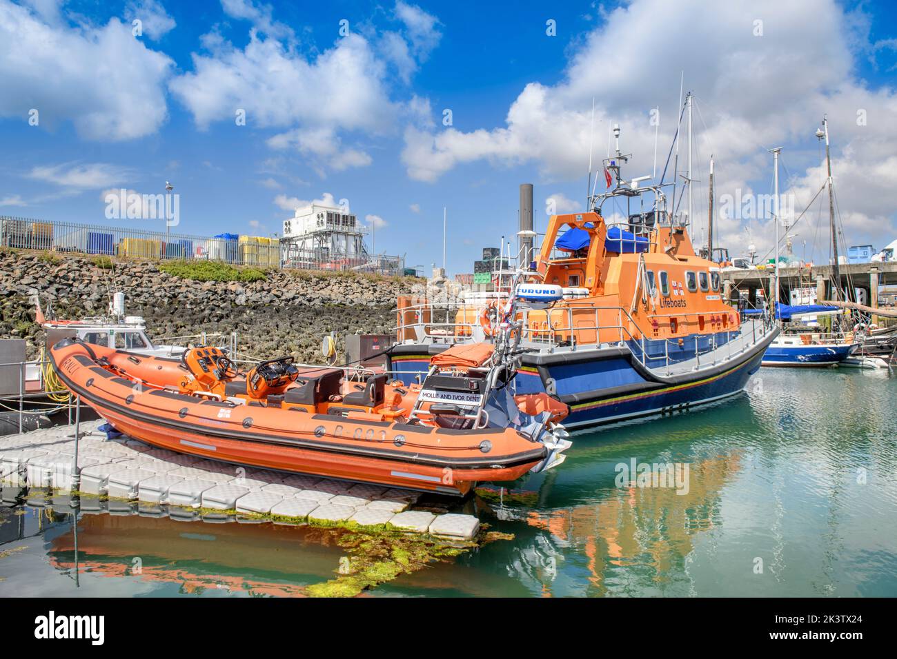 Die Rettungsboote im Hafen von Newlyn in Cornwall, Großbritannien Stockfoto