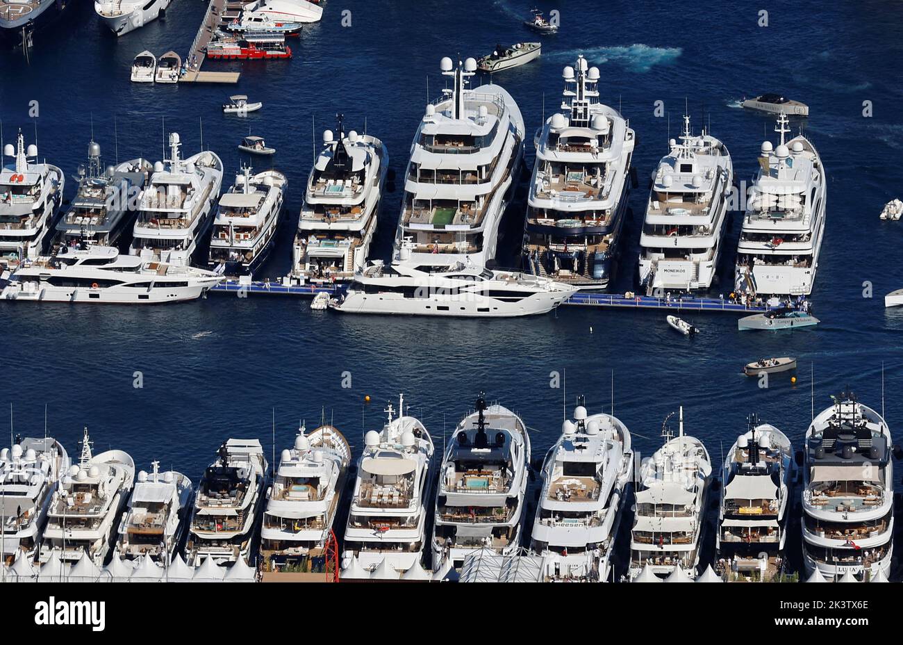 Allgemeine Ansicht von Luxusbooten während der Monaco Yacht Show, einer der renommiertesten Vergnügungsbootmessen der Welt, die Hunderte von Yachten für die Luxusyachtindustrie im Hafen von Monaco, 28. September 2022, hervorhebt. REUTERS/Eric Gaillard Stockfoto
