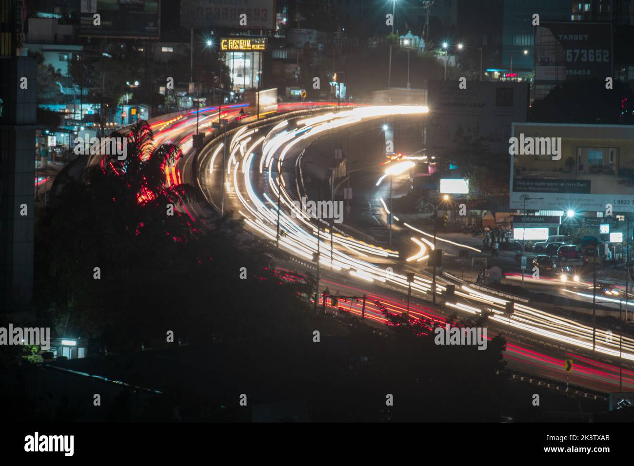 Eine malerische Aussicht auf eine leichte Spur des geschäftigen Mumbai Pune Highway Stockfoto