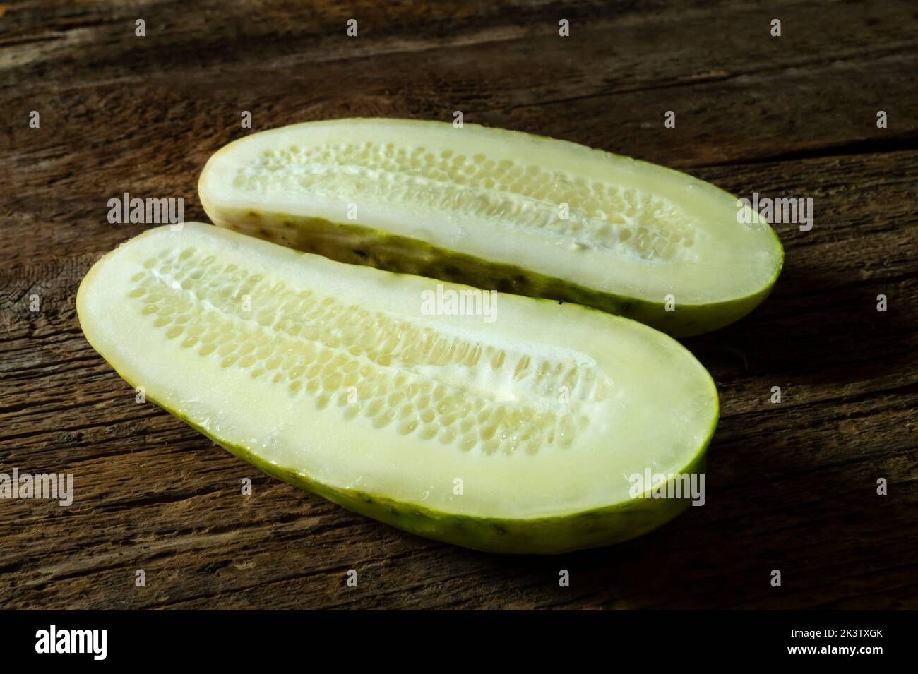 Reifes Gemüse auf einem alten Holzbrett. Essen auf dunklem Hintergrund Stockfoto