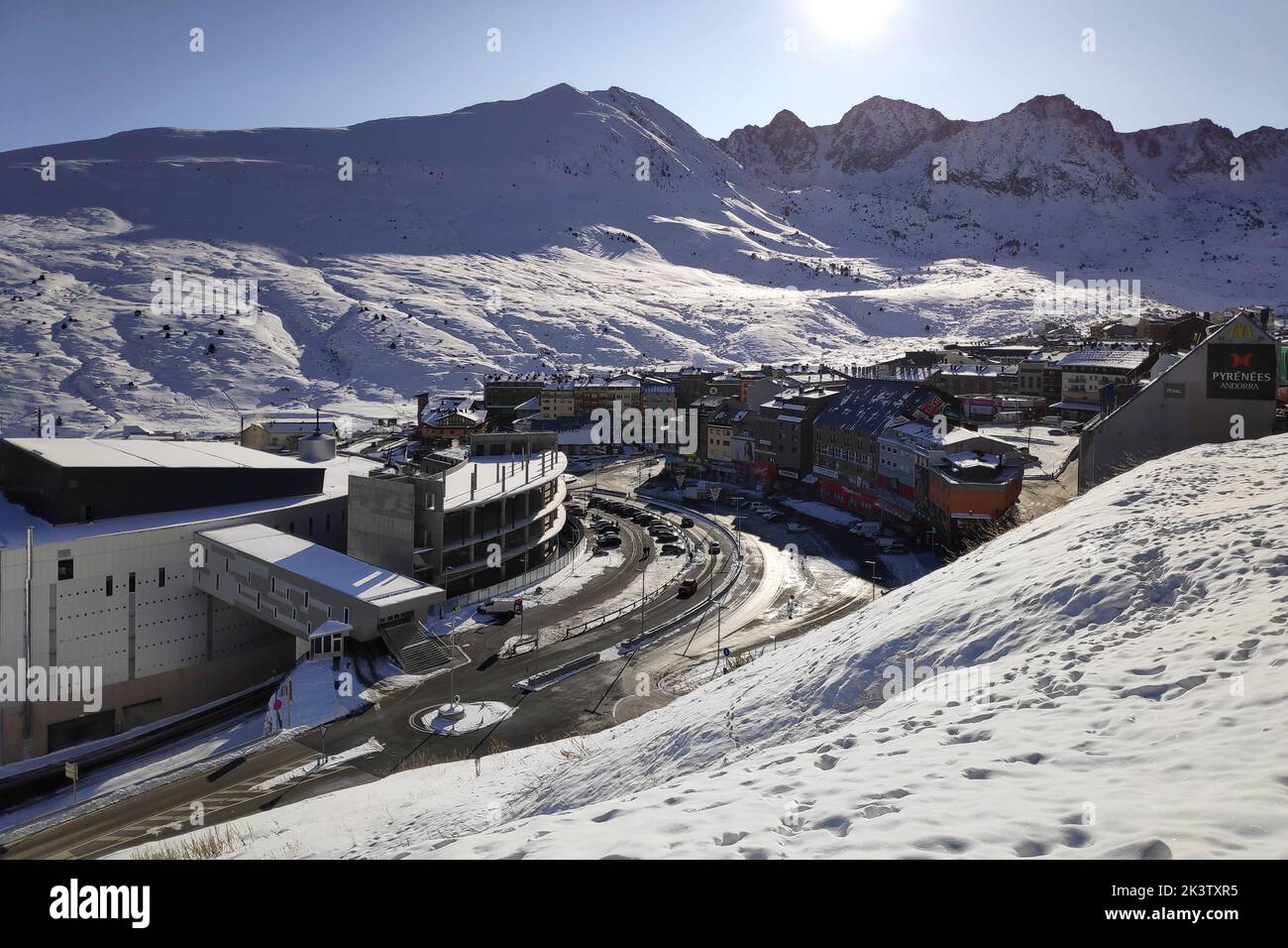 Pas de la Casa, Andorra - November 15 2019: Luftaufnahme von Pas de la Casa, einer andorranischen Stadt an der französischen Grenze, die für ihre Duty-Free-Geschäfte und IT bekannt ist Stockfoto