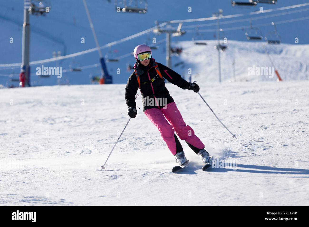 Pas de la Casa, Andorra, Dezember 07 2019: Frau Skifahren auf der Skipiste von Grandvalira, dem größten Skigebiet in den Pyrenäen und Südeuropa. Stockfoto