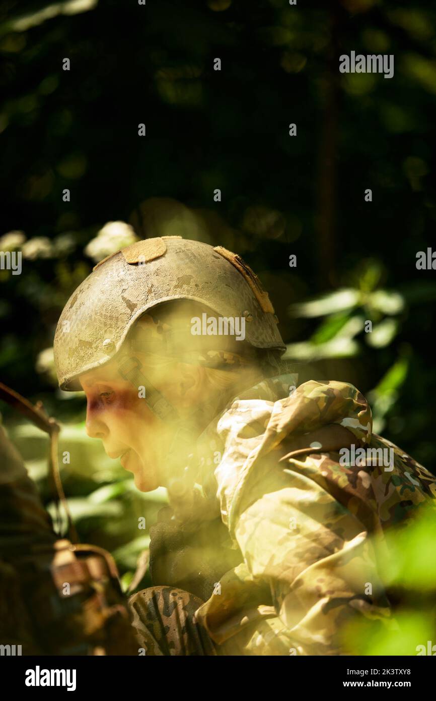 Volle militärische Erfahrung - eines Tages Kommando - läuft durch das Wasser mit automatischen Gewehr Replik Stockfoto