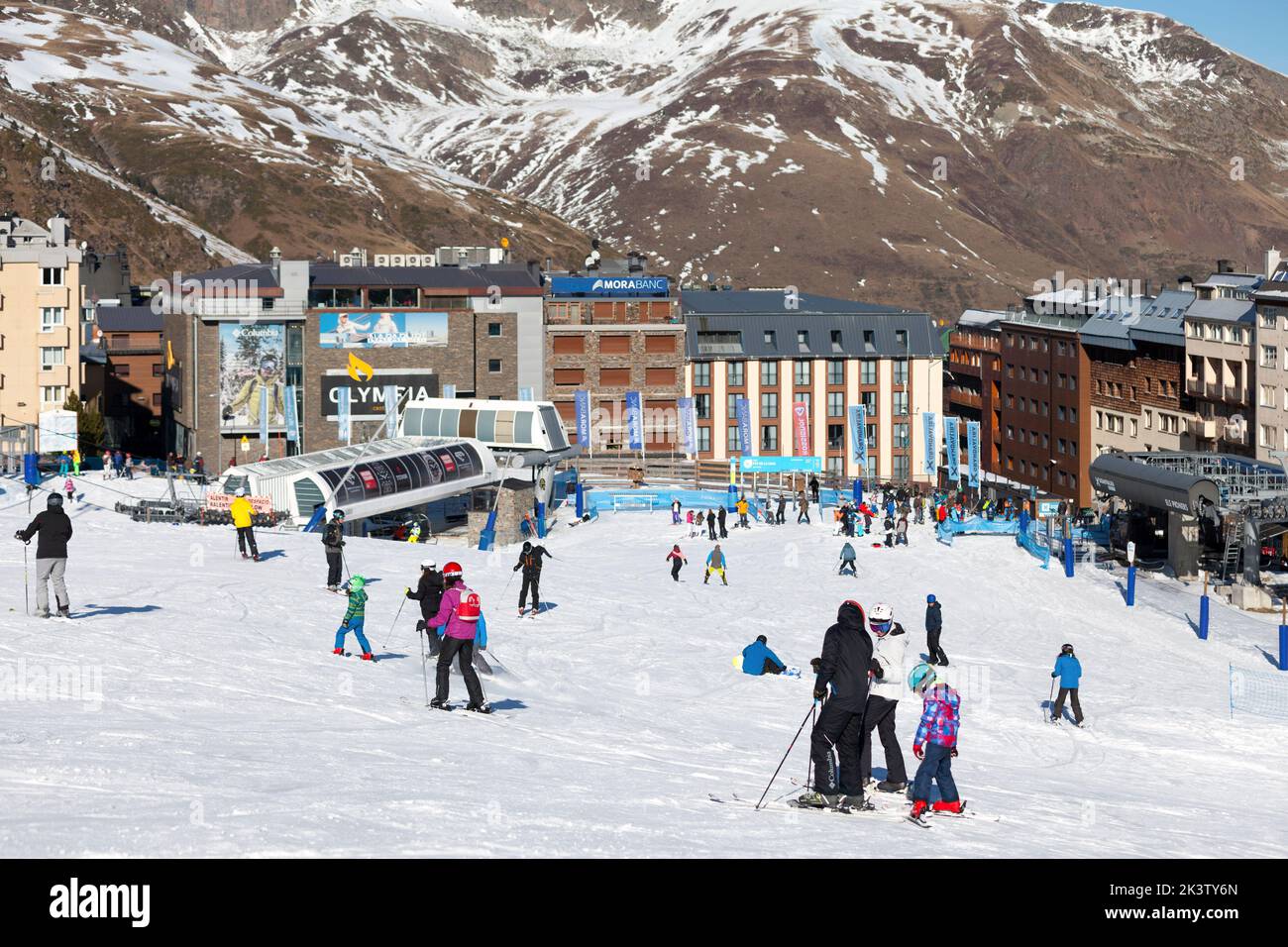Pas de la Casa, Andorra, Dezember 07 2019: Menschen die Skipiste von Grandvalira hinunter, um den Skilift zu erreichen. Stockfoto