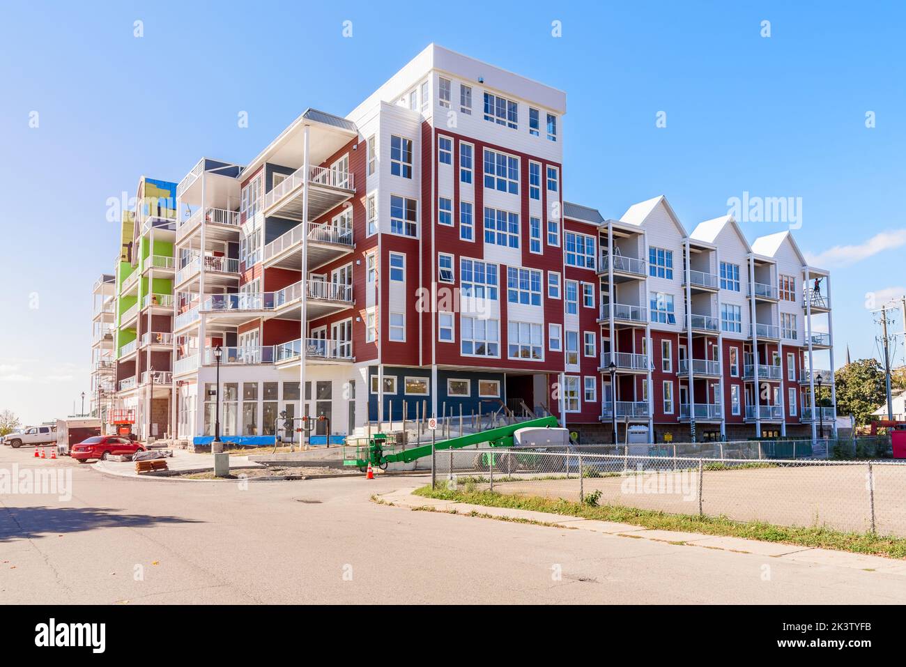 Apartmentgebäude im Bau an einem sonnigen Herbsttag Stockfoto