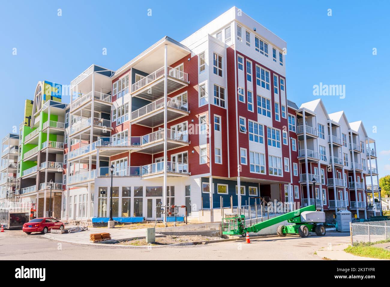 Neuer Apartmentblock an einem klaren Herbstmorgen noch im Bau Stockfoto