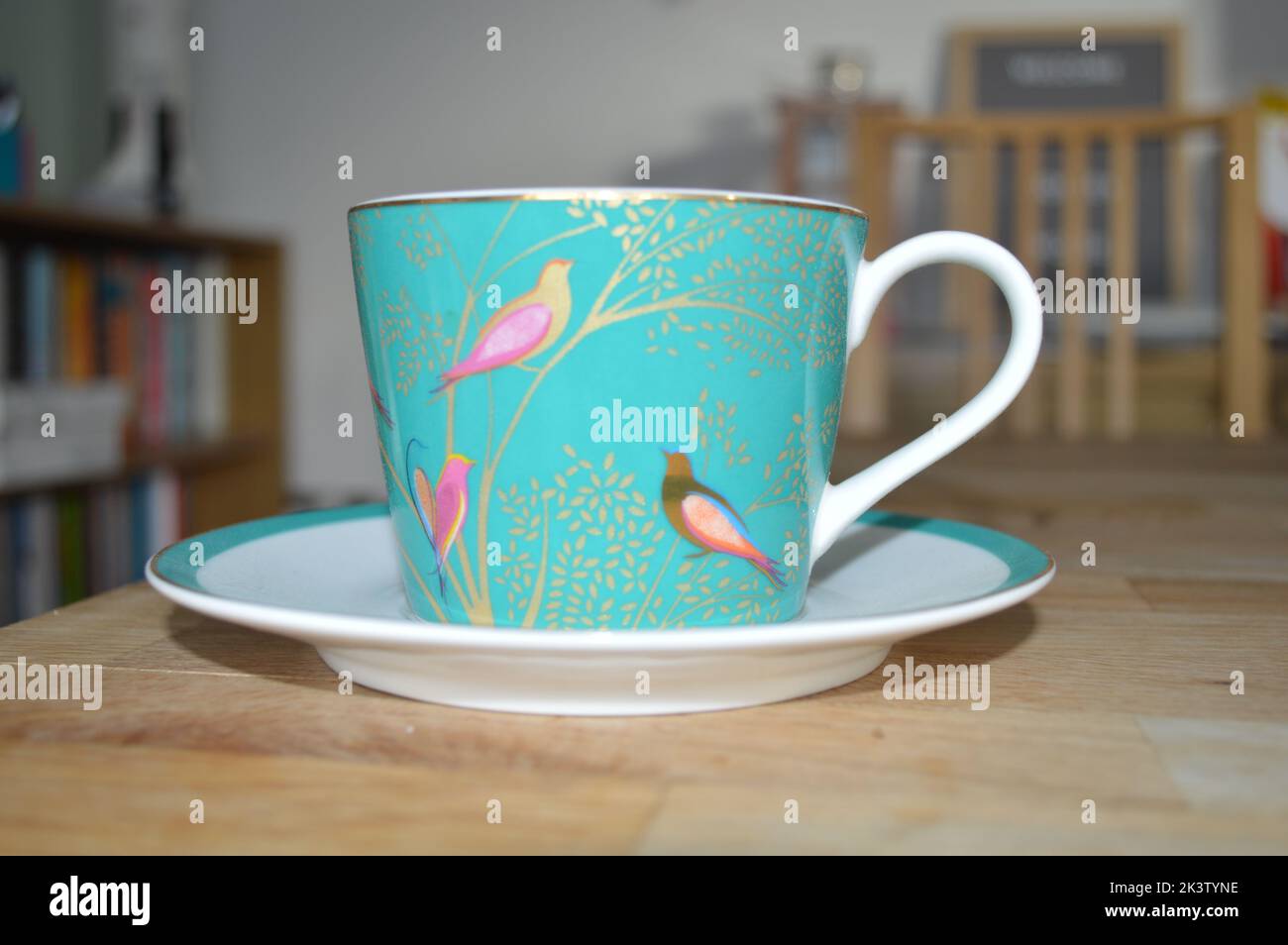 Blaue Teetaste in Pastelltönen auf einem Holztisch Stockfoto
