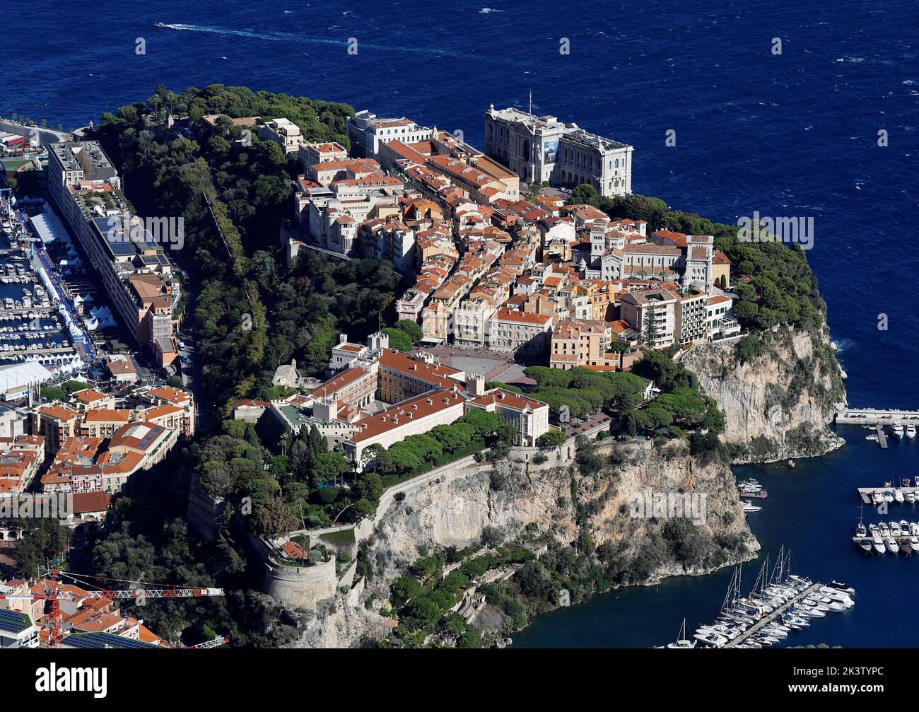 Eine allgemeine Ansicht zeigt den Fürstenpalast von Monaco und das Felsenviertel von Monaco, 28. September 2022. REUTERS/Eric Gaillard Stockfoto