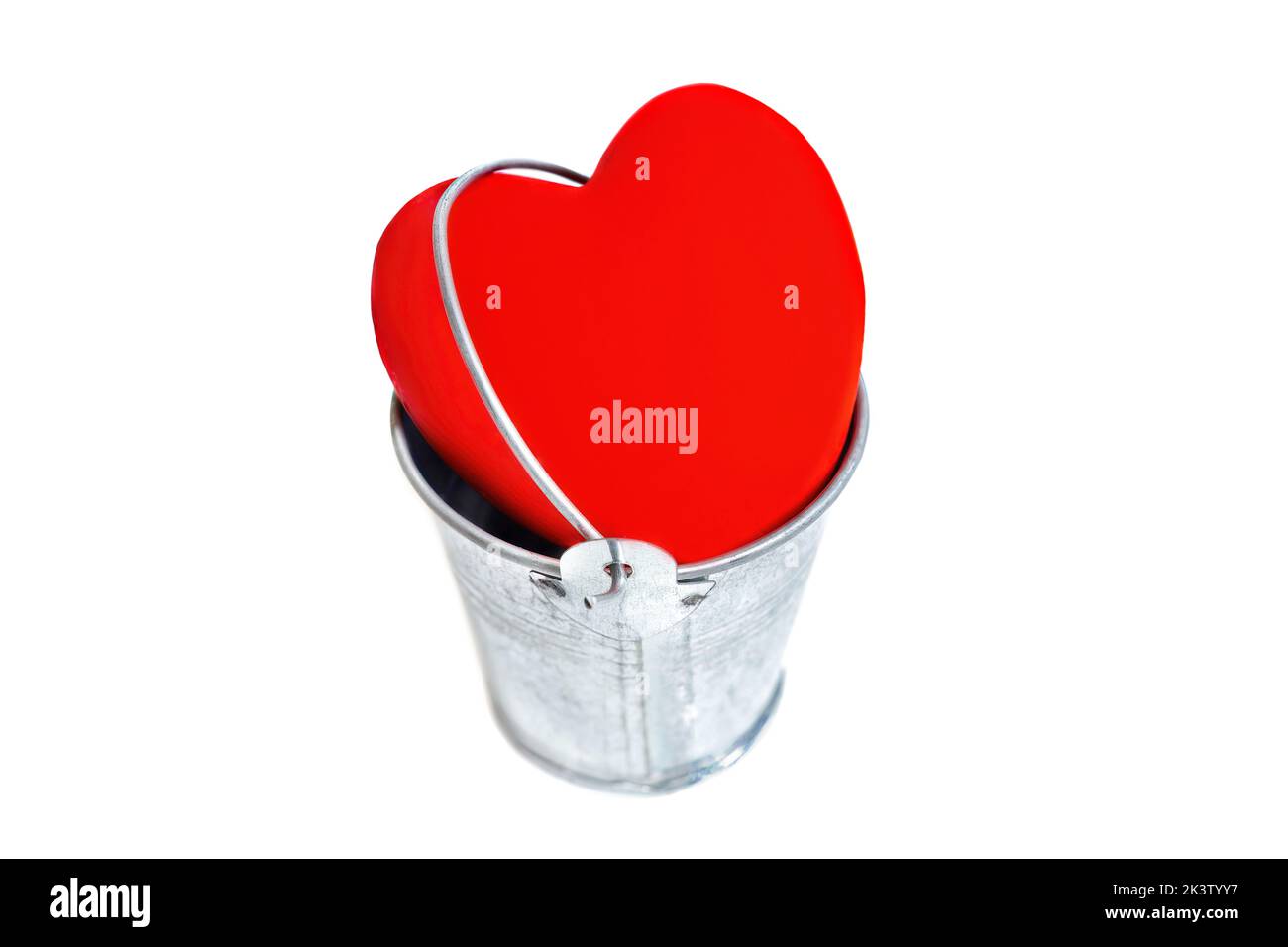 Großes rotes Herz in einem Eimer auf weißem Hintergrund isoliert gehalten. Ein gebrochenes Herz heilen. Stockfoto
